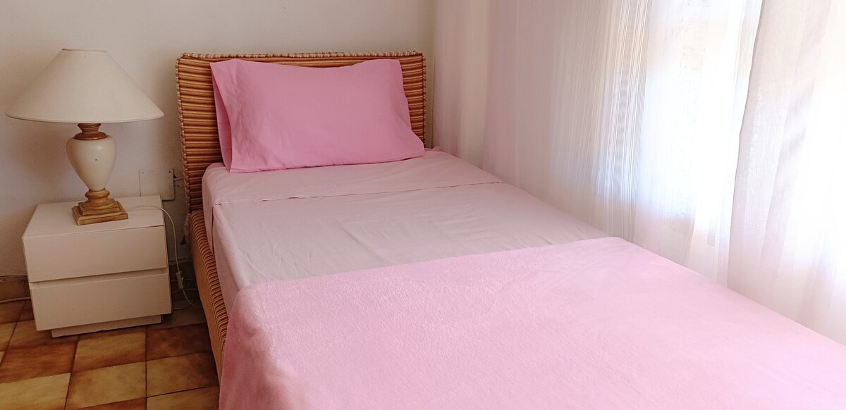 女式合住房间配备单人床