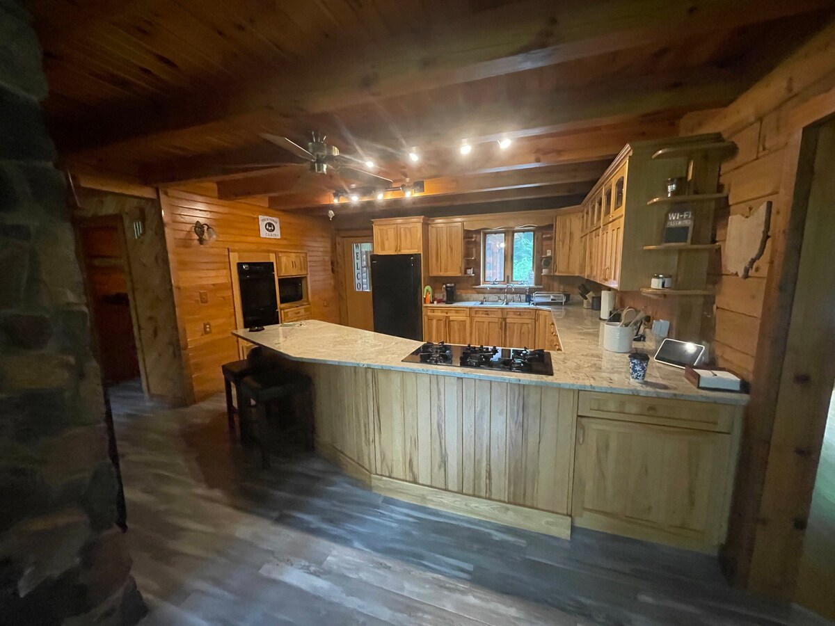 Kinsman Cabin in the woods on 60 acres w/Hot Tub