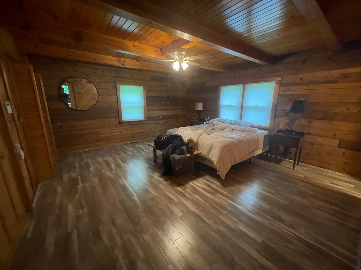 Kinsman Cabin in the woods on 60 acres w/Hot Tub