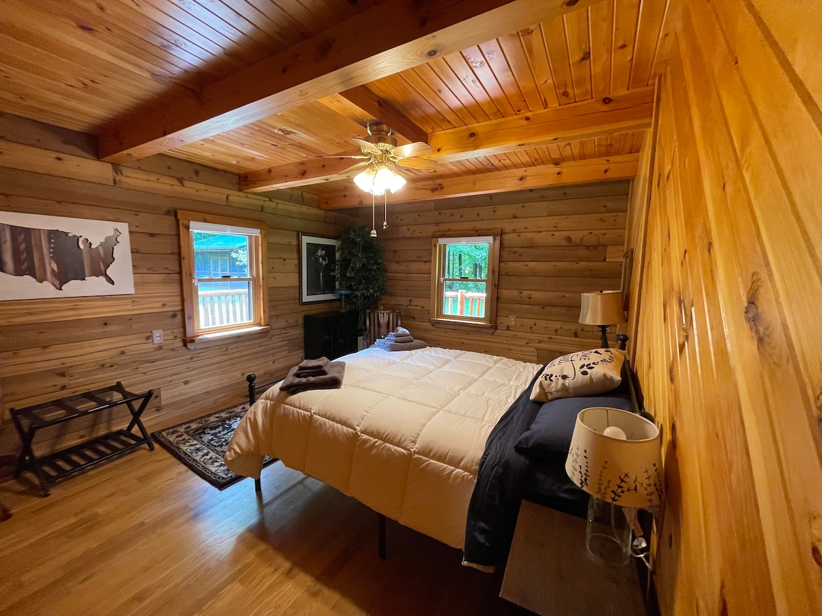 Kinsman Cabin in the woods on 60 acres w/Hot Tub