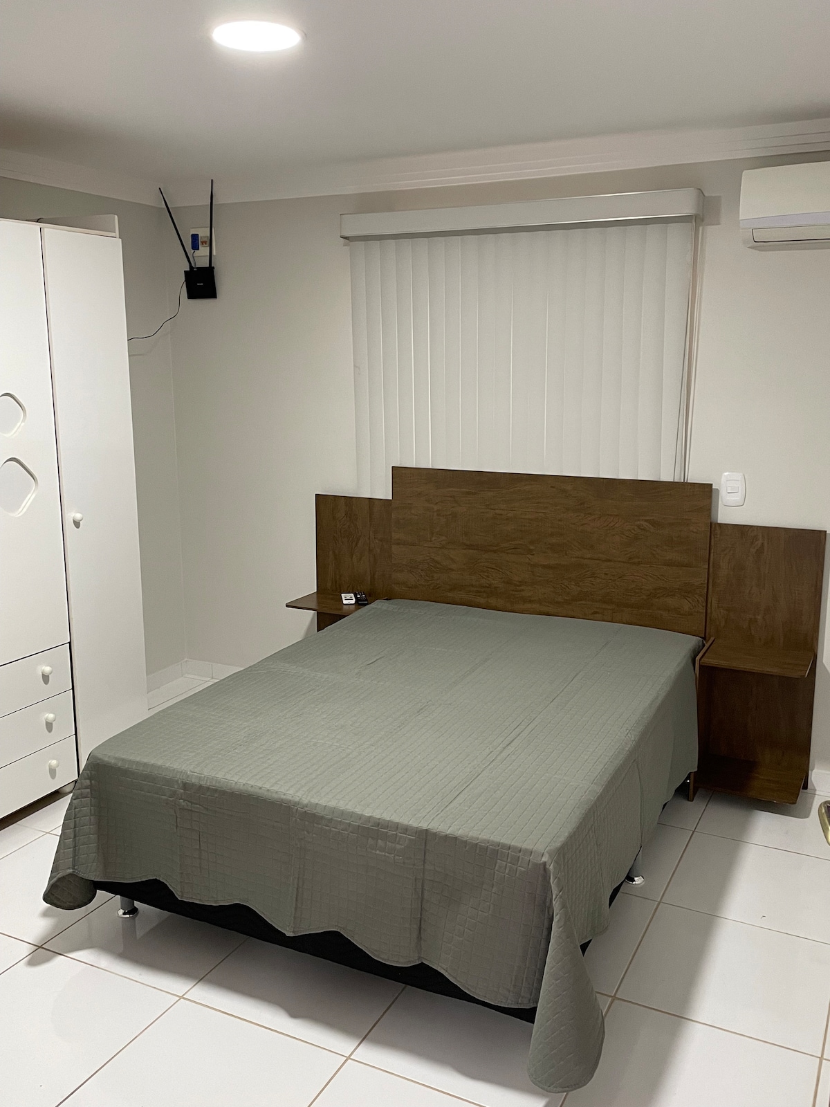 Apartamento mobiliado e bem montado.