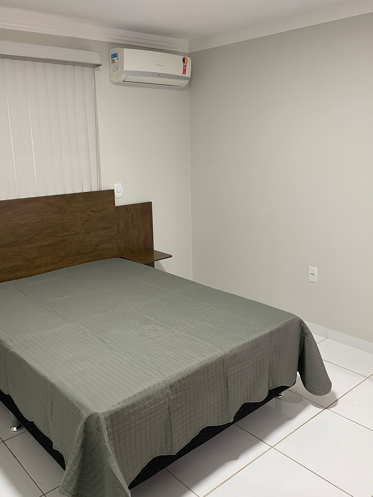 Apartamento mobiliado e bem montado.