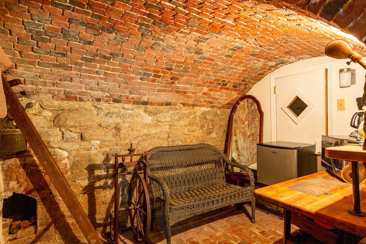单间公寓，位于历史悠久的Elfreths小巷酒窖