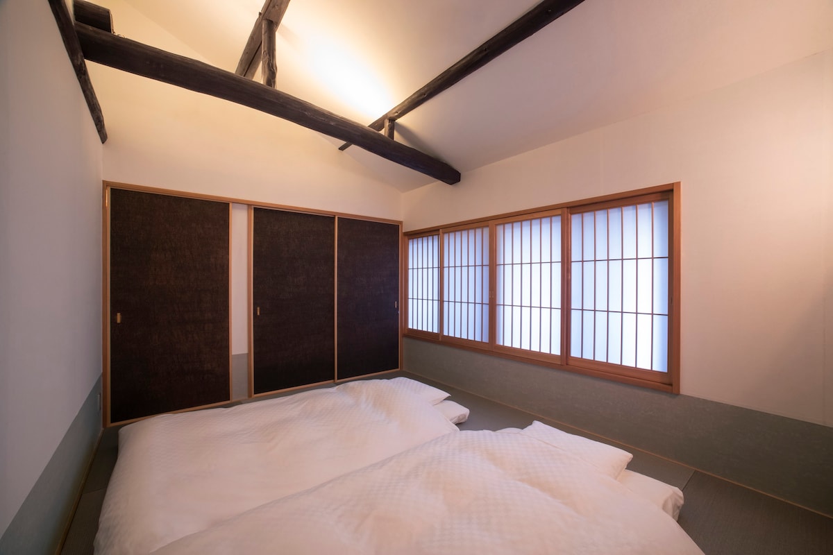 距离京都（ Kyoto ）仅8分钟步行路程！享受整个京町屋酒店！最大定員4名！有小厨房！ 71平方米[珍珠]