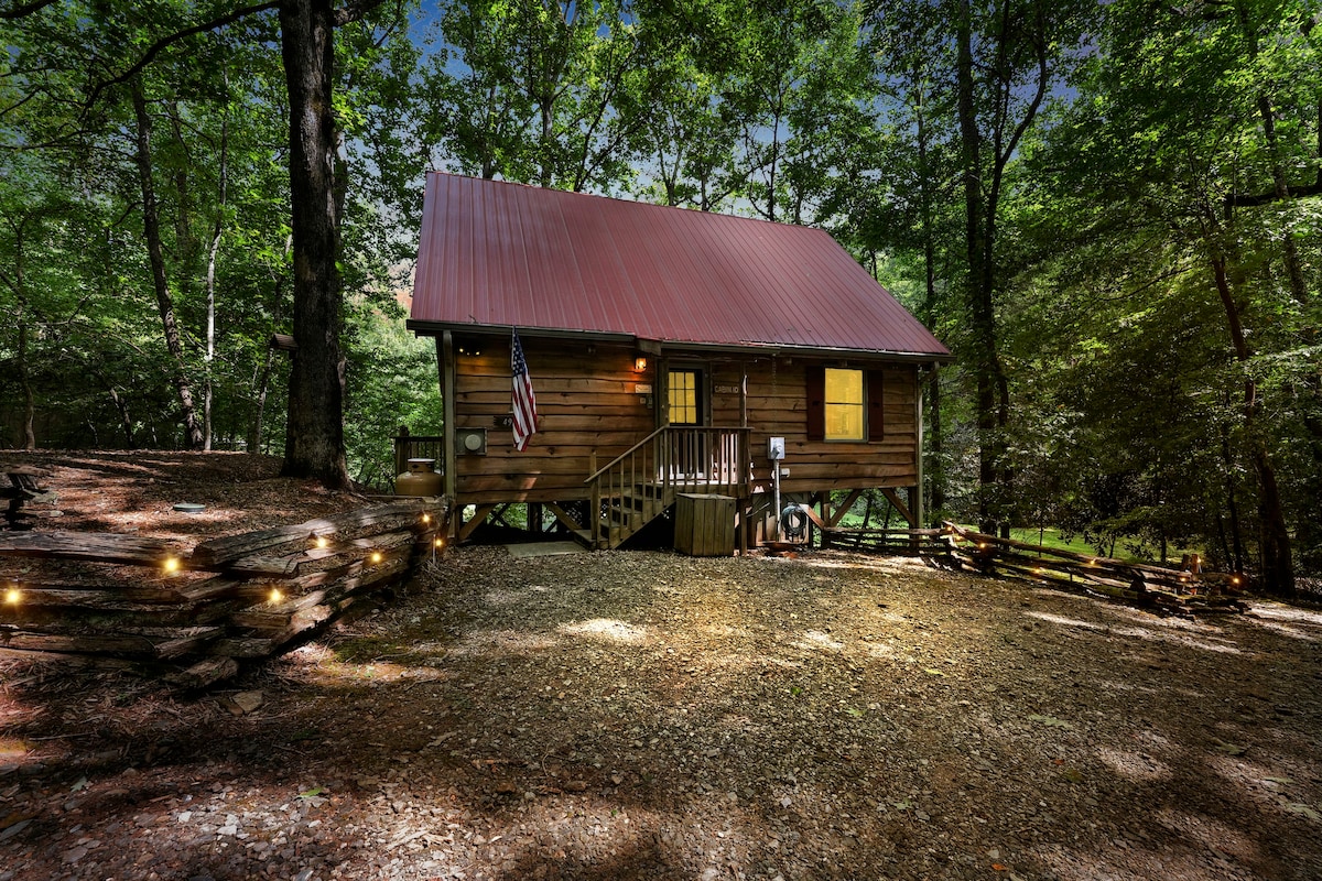 Peaceful mountain cabin with hot tub.