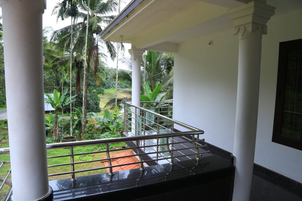 A cheerful Two bedroom villa with free parking.