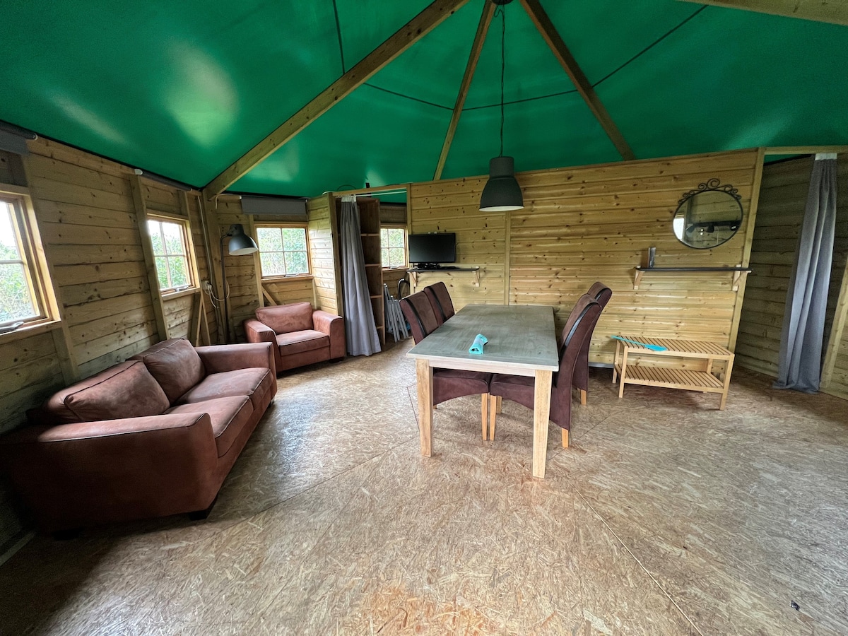 Houten luxe kampeerbungalow, in de duinen