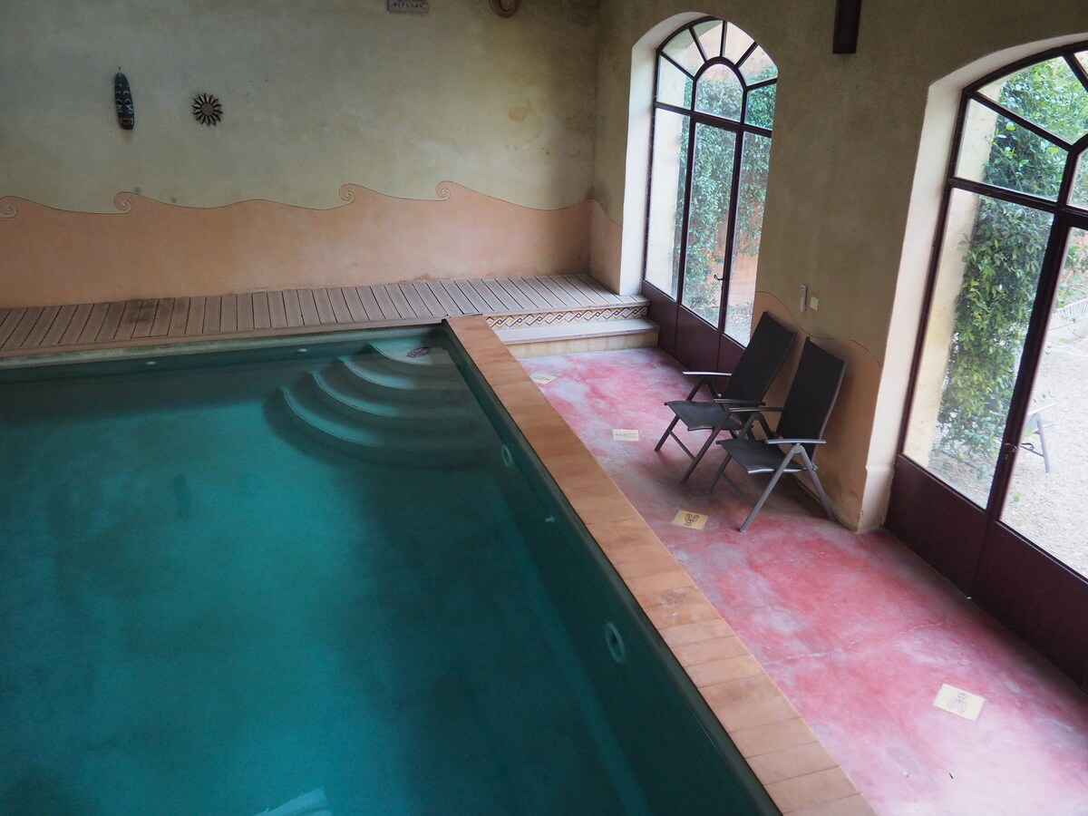 Maison vigneronne avec piscine intérieure