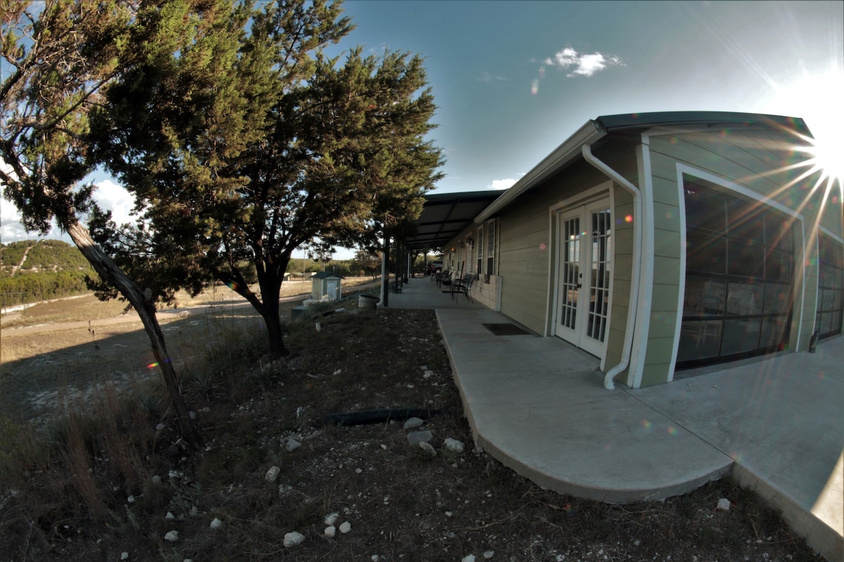 Cheerful Ranchette Overlooking Lake Whitney!