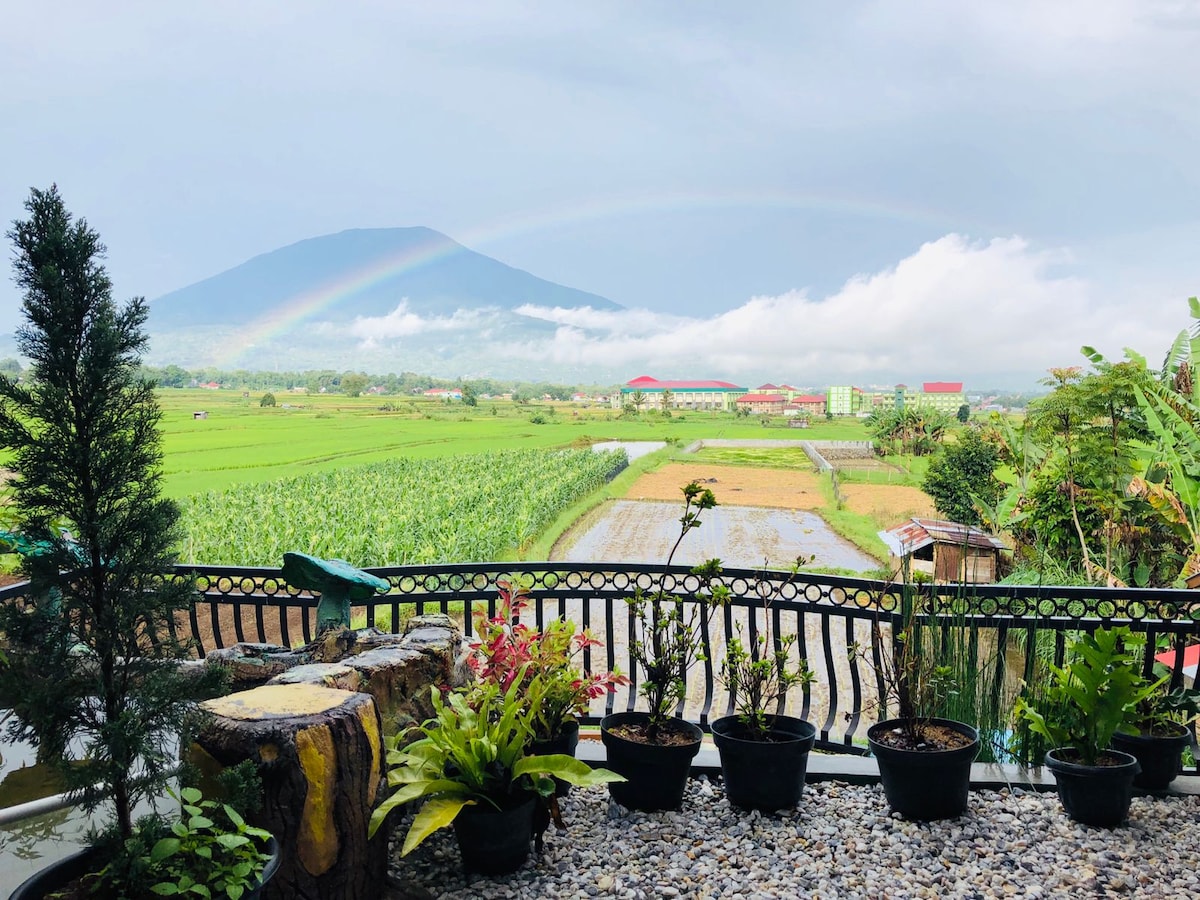 Leni Koto家庭住宿，可欣赏美丽的景色