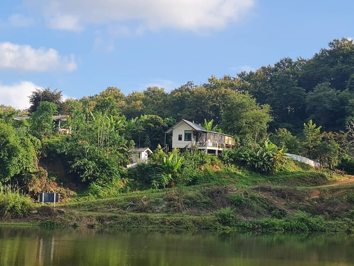 Nanglea Chaingrai的农家乐湖景和山景