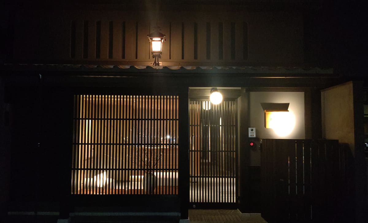 步行3分钟即可抵达东本愿寺（ Higashi Honganji Temple ）步行3分钟町屋酒店（ Machiya Hotel ） *步行5分钟五条站（ Gojo Station ） *最多4人*步行即可抵达京都站（ Kyoto Station ） *京町乐宫烧本愿寺（ Kyomachi Lei Miyaki Honganji ） * 1