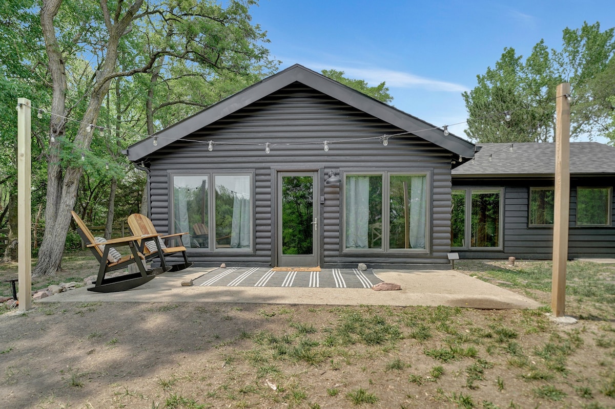 Adorable cabin tucked away on 80 acres!