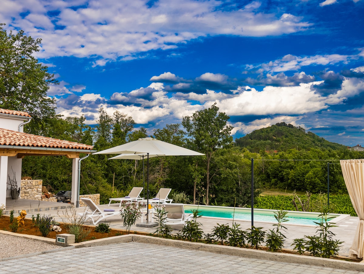 Villa Klara-romantic istrian stone house with pool