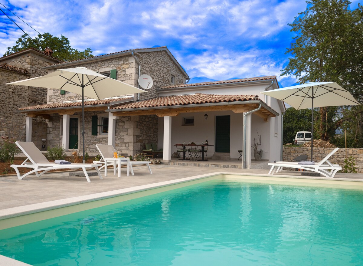 Villa Klara-romantic istrian stone house with pool