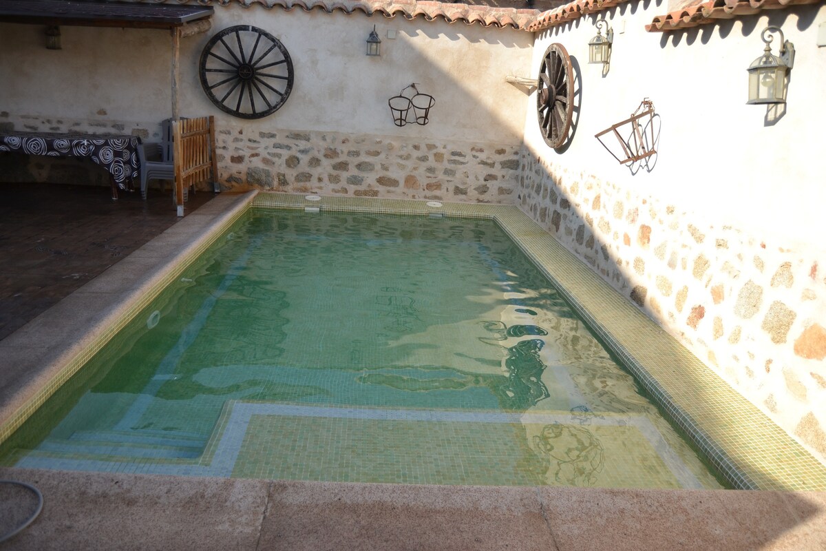 Casa Rural Abuelo Pedro。带泳池