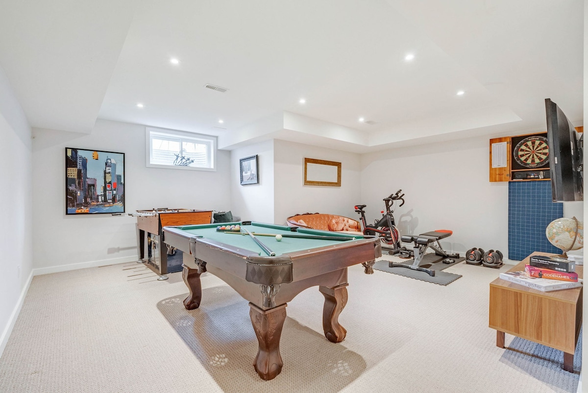 Stunning Home with Gym, Office, Pool Table