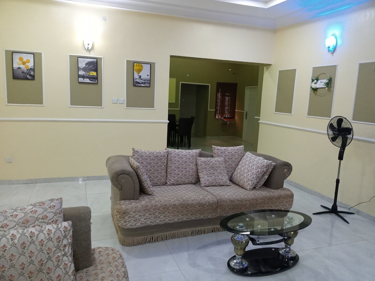 Abuja Cheerful 3Bedrms- Wi-Fi, Gym Jacuzzi, Secure