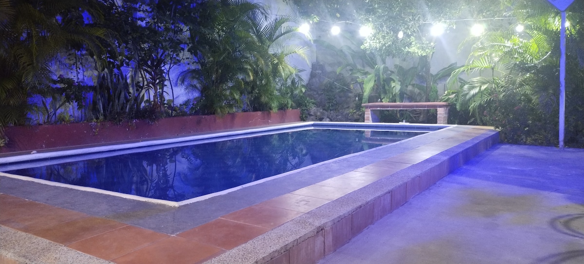 Habitación Privada #3 casa hostal con piscina