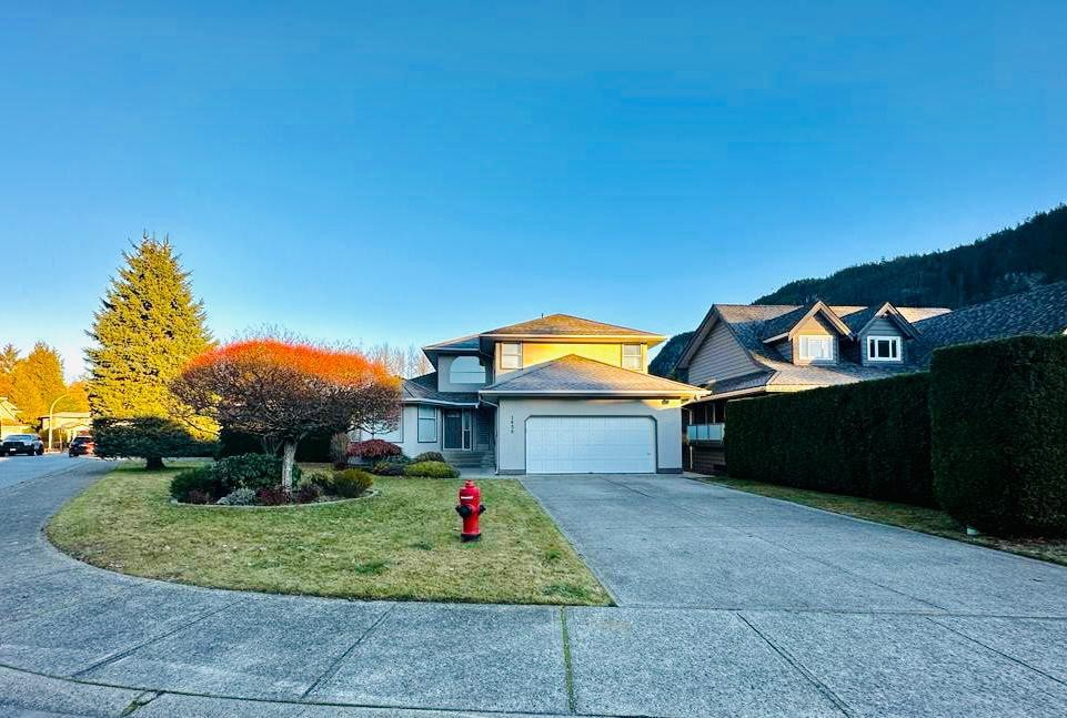 Mountain View 4 BDR Home in Squamish
