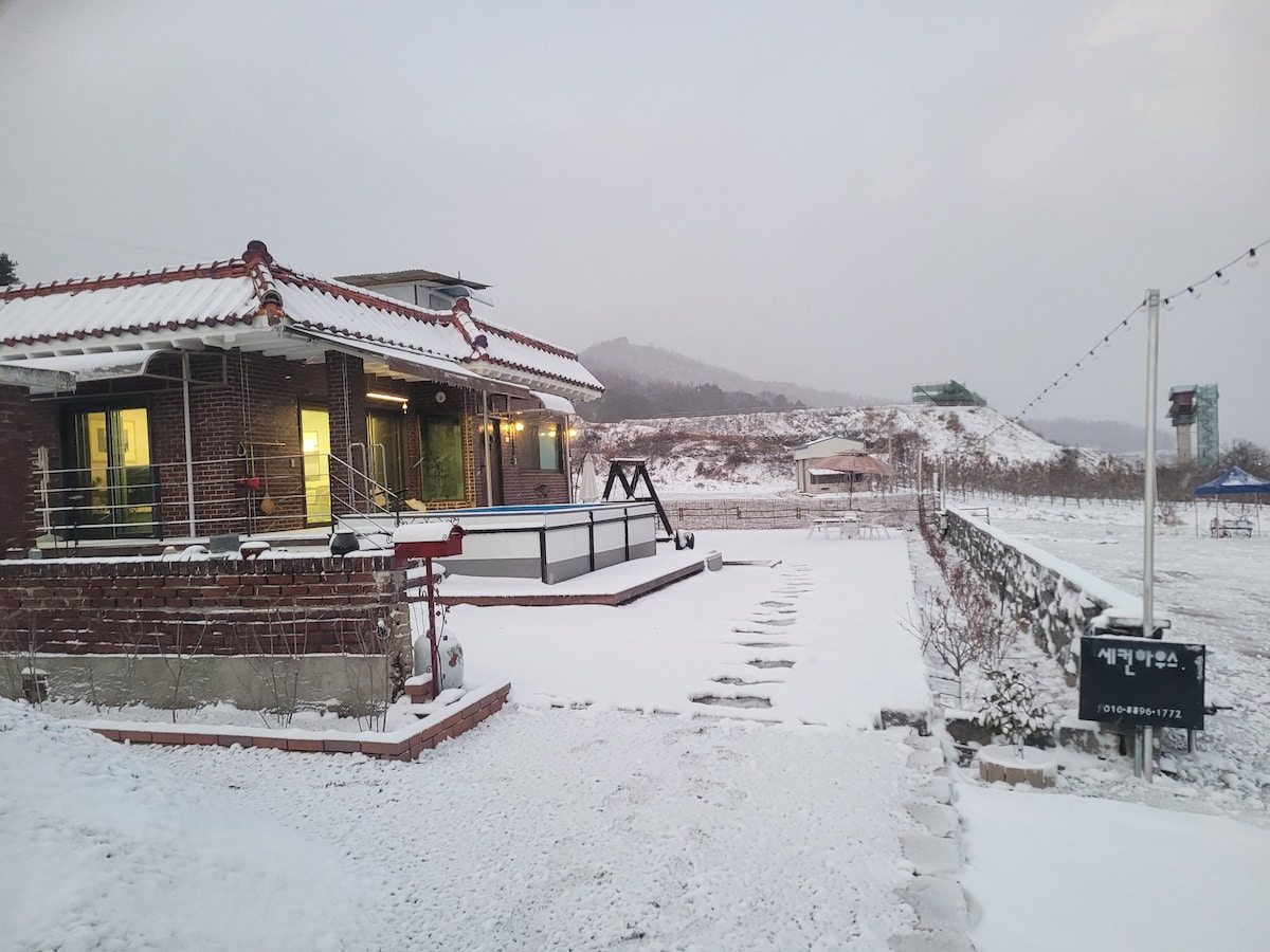 뷰 맛집 _ #기찻길 뷰 & 과수원 뷰 가 동시에 눈과 귀가 힐링 되는 숙소 입니다!