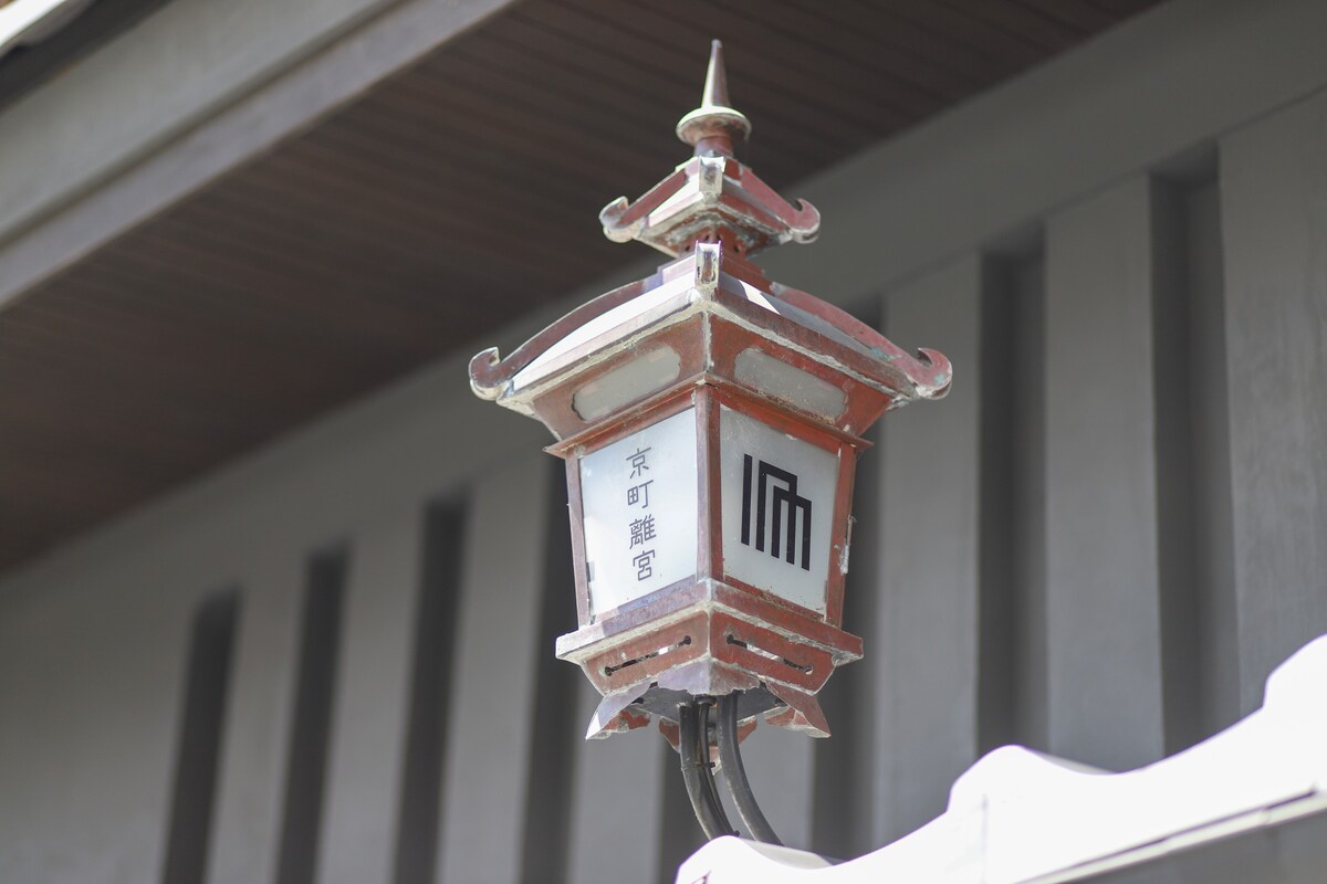 步行3分钟即可抵达东本愿寺（ Higashi Honganji Temple ）步行3分钟町屋风格酒店（ Machiya Style Hotel ） *步行5分钟即可抵达五条站（ Gojo Station ） *标准双人床*京都站步行即可抵达京都站（ Kyoto Station ） *京町乐宫烧本愿寺（ Kyomachi Lei Miyak