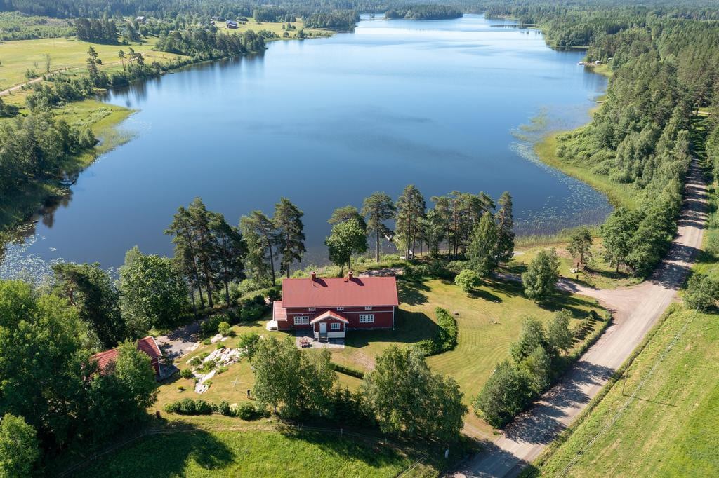 位于风景优美的Varmland湖边的大型1880年校舍