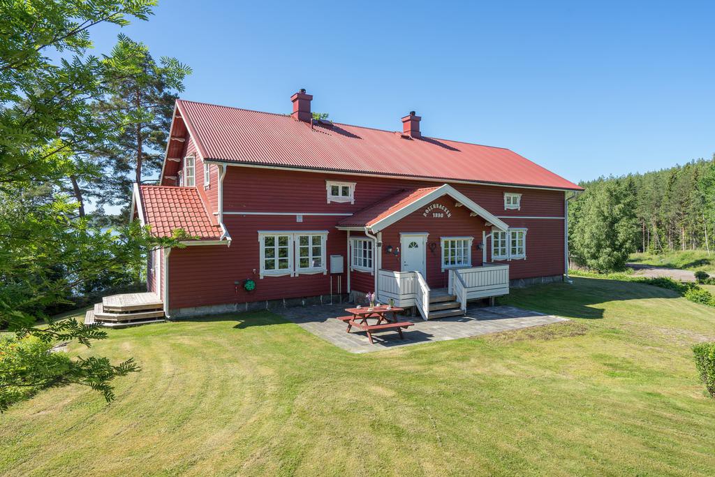 位于风景优美的Varmland湖边的大型1880年校舍