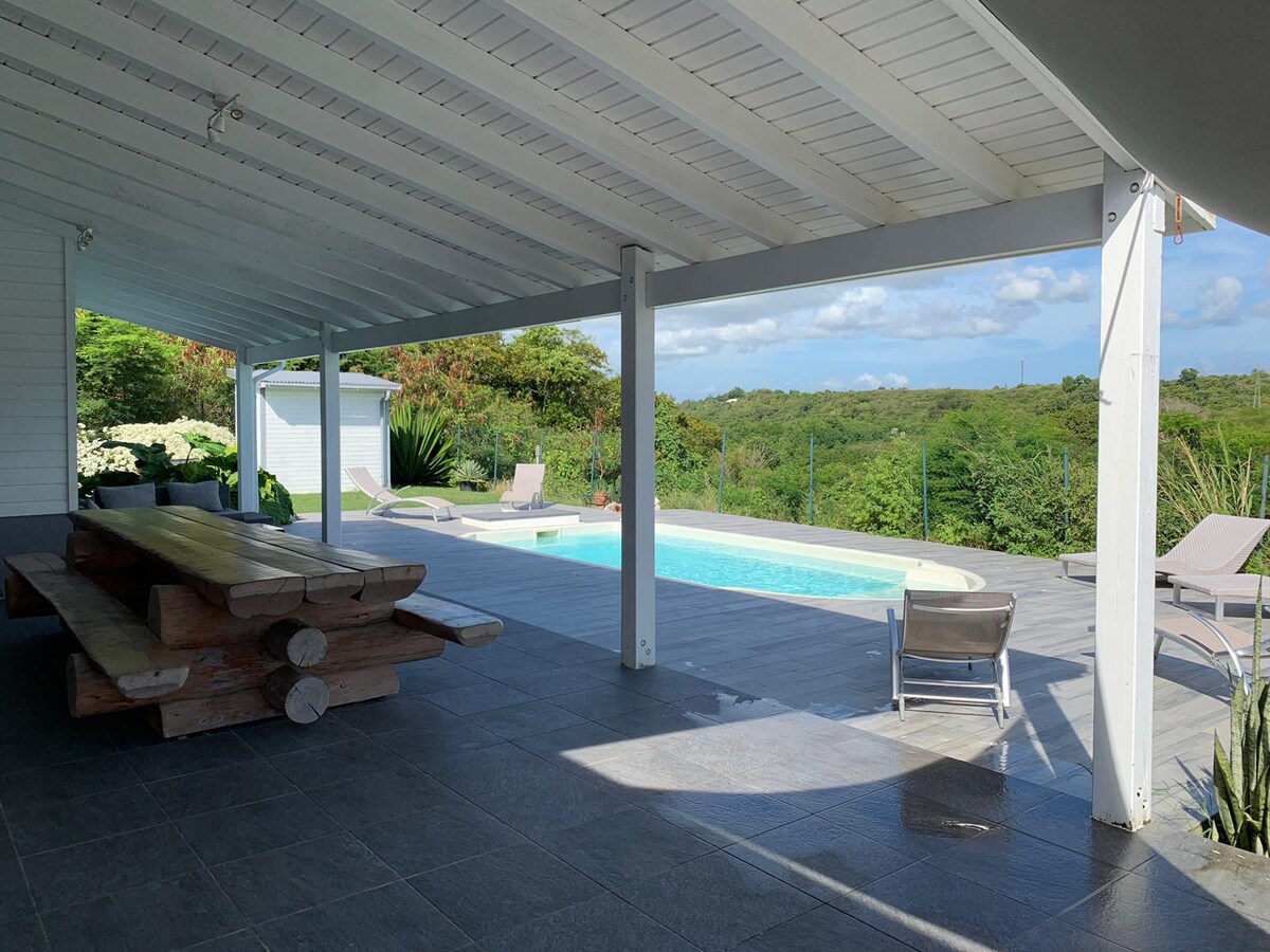 Cheerful 4-bedroom villa with pool