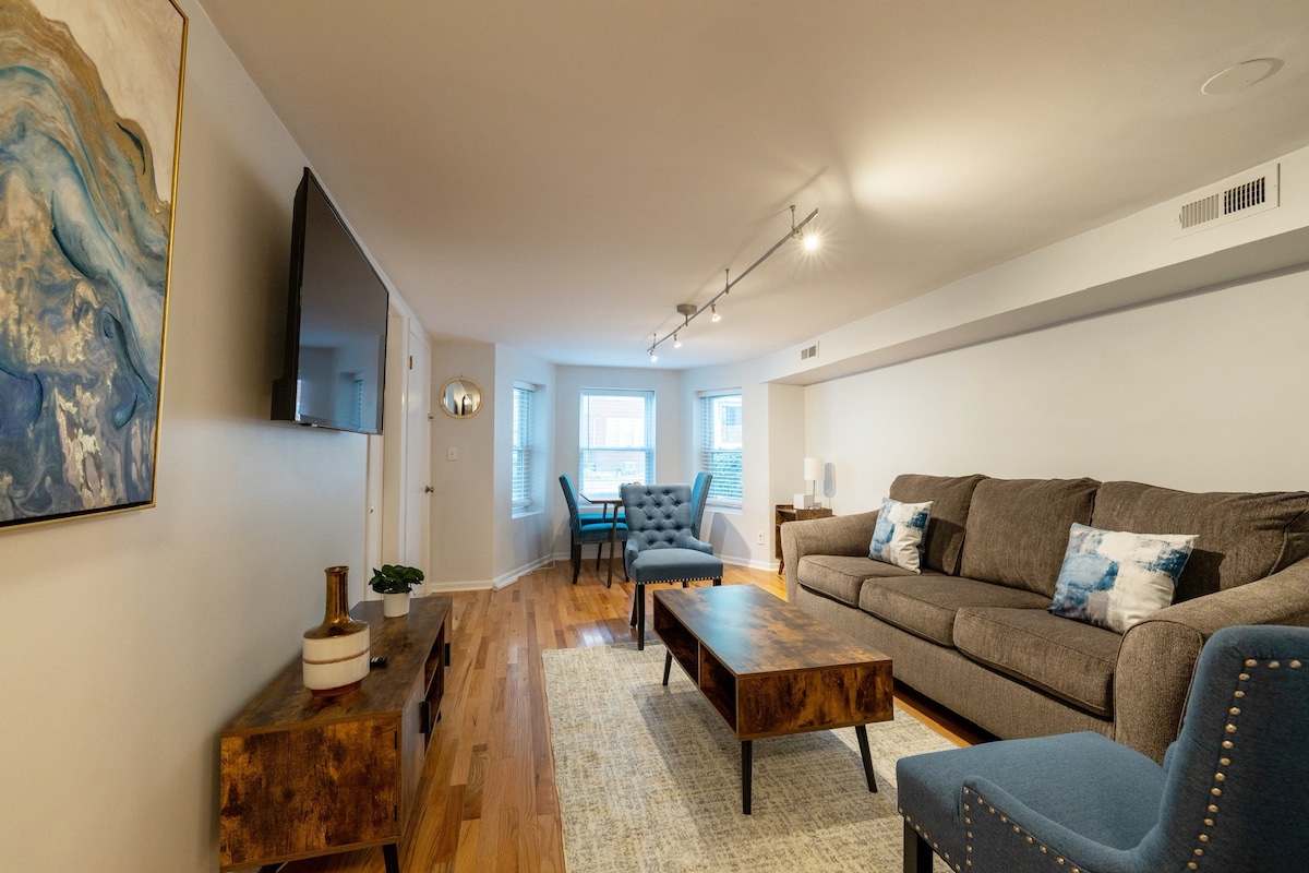 Bright & Cozy 2BR Apt in Roscoe village