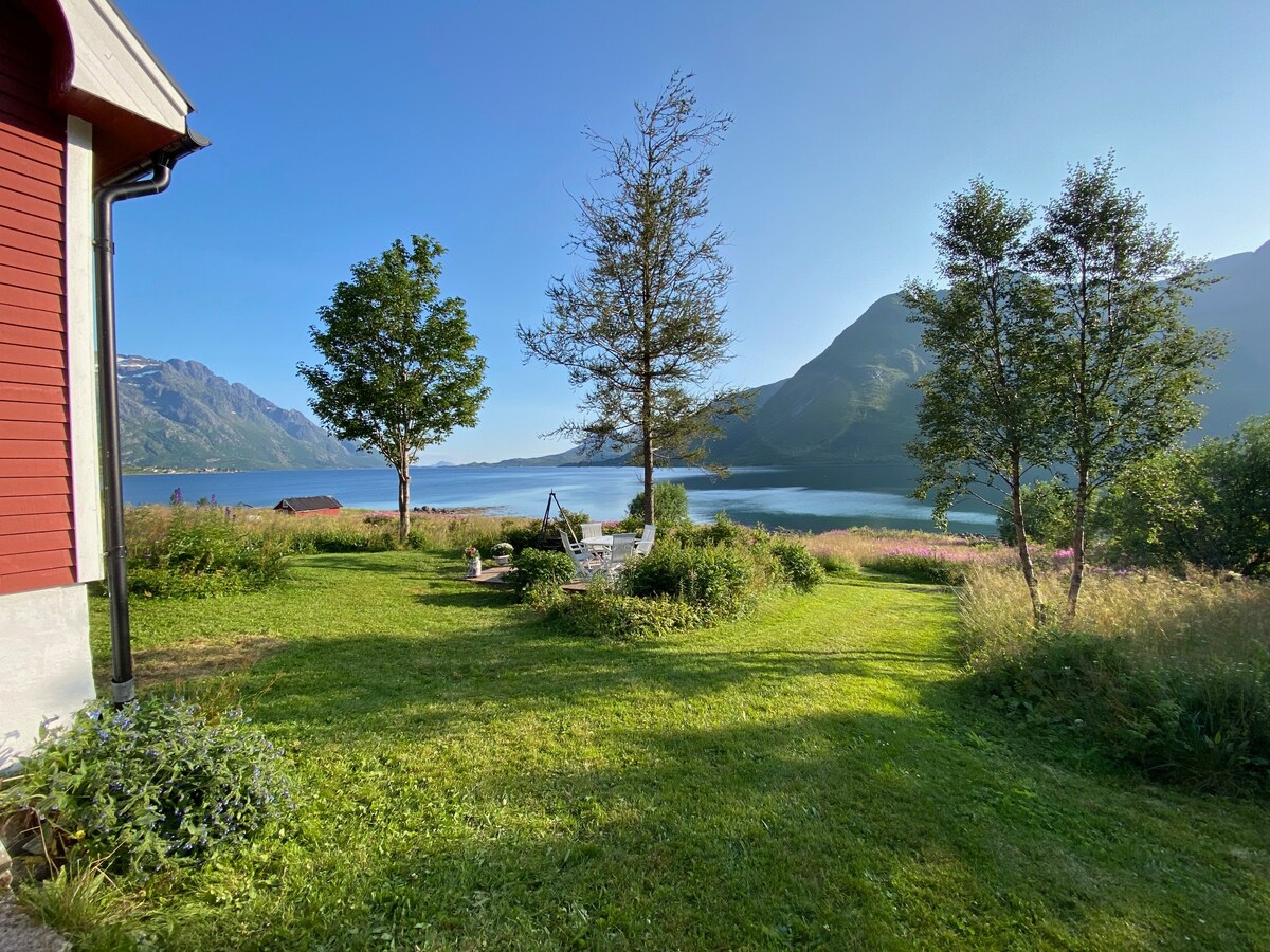 Koselig hus ved foten til Lofotens høyeste fjell