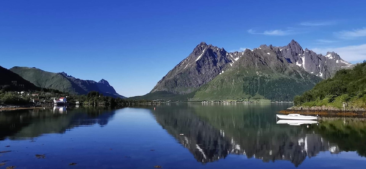 Koselig hus ved foten til Lofotens høyeste fjell