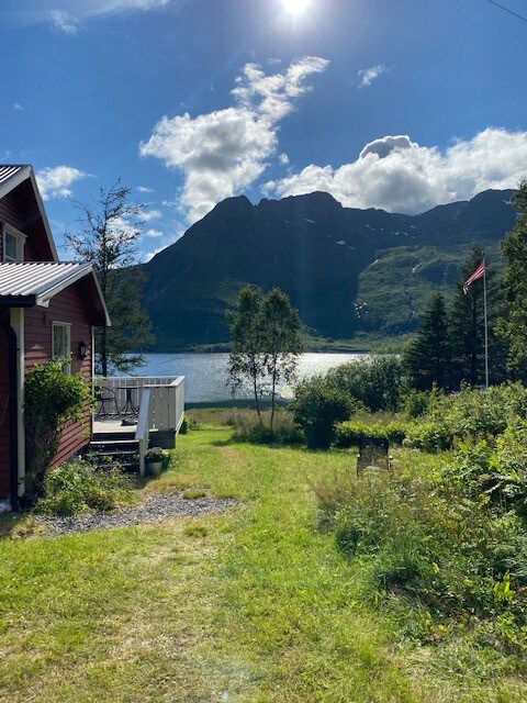 Koselig hus ved foten til Lofotens høyeste fjell