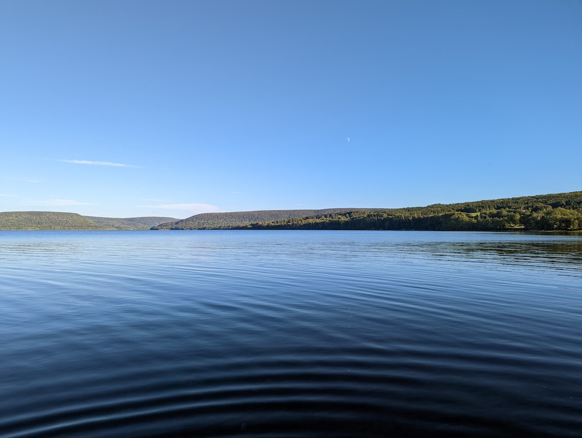 安斯利湖（ Lake Ainslie ）私人海滩上的双卧室小屋