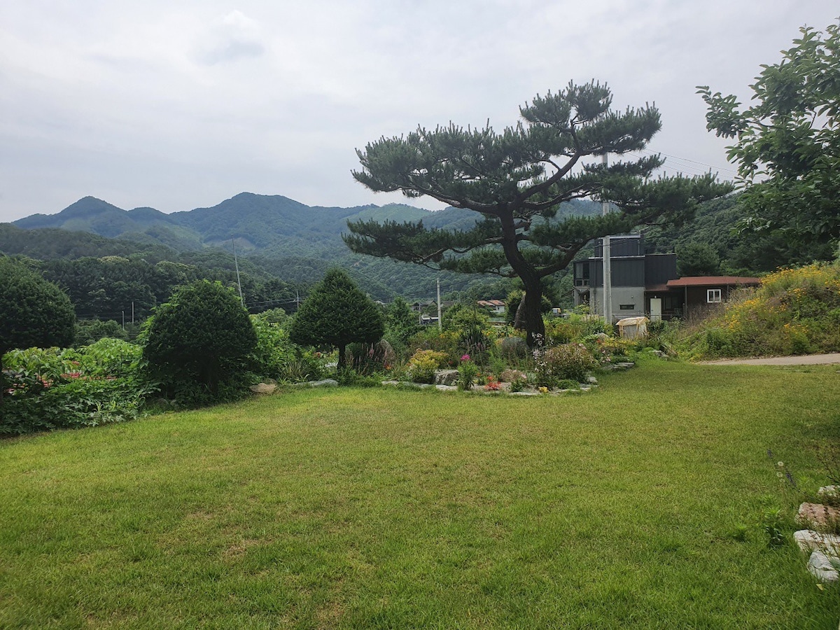 松树别墅* SBS Dongsangmong • MBN再检查一次拍摄*
带花园的私人小屋中的乡村小屋
