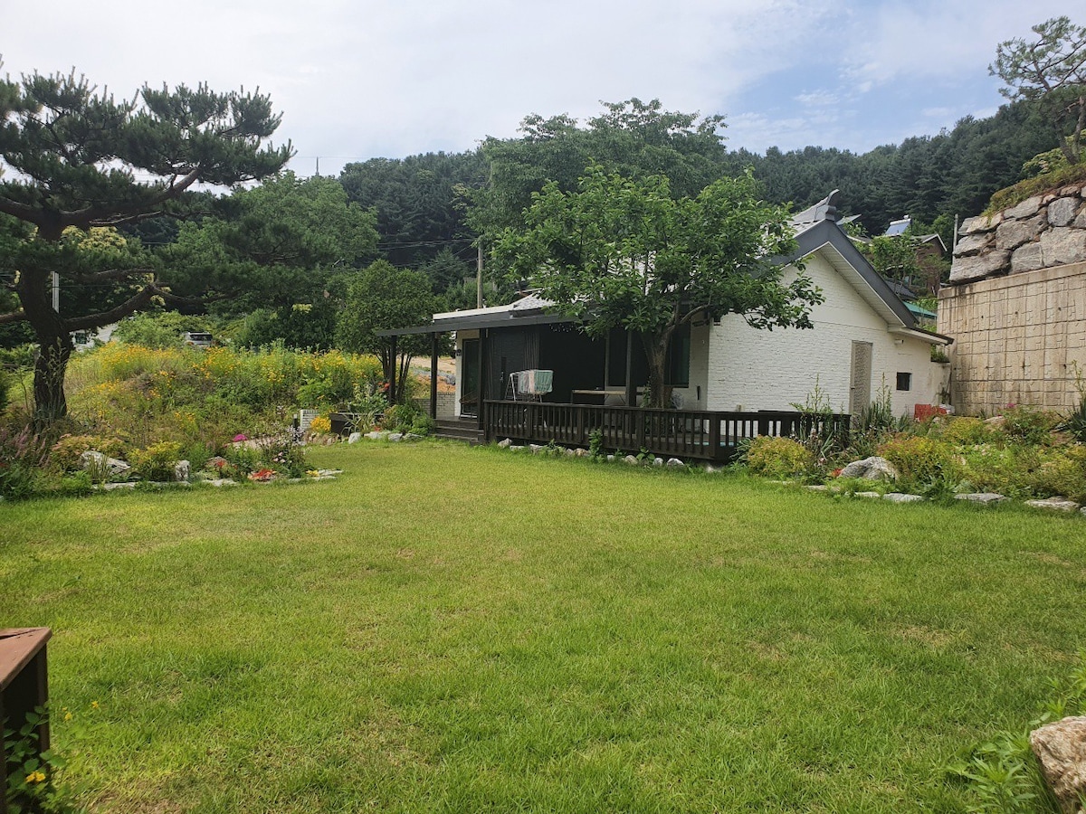 松树别墅* SBS Dongsangmong • MBN再检查一次拍摄*
带花园的私人小屋中的乡村小屋