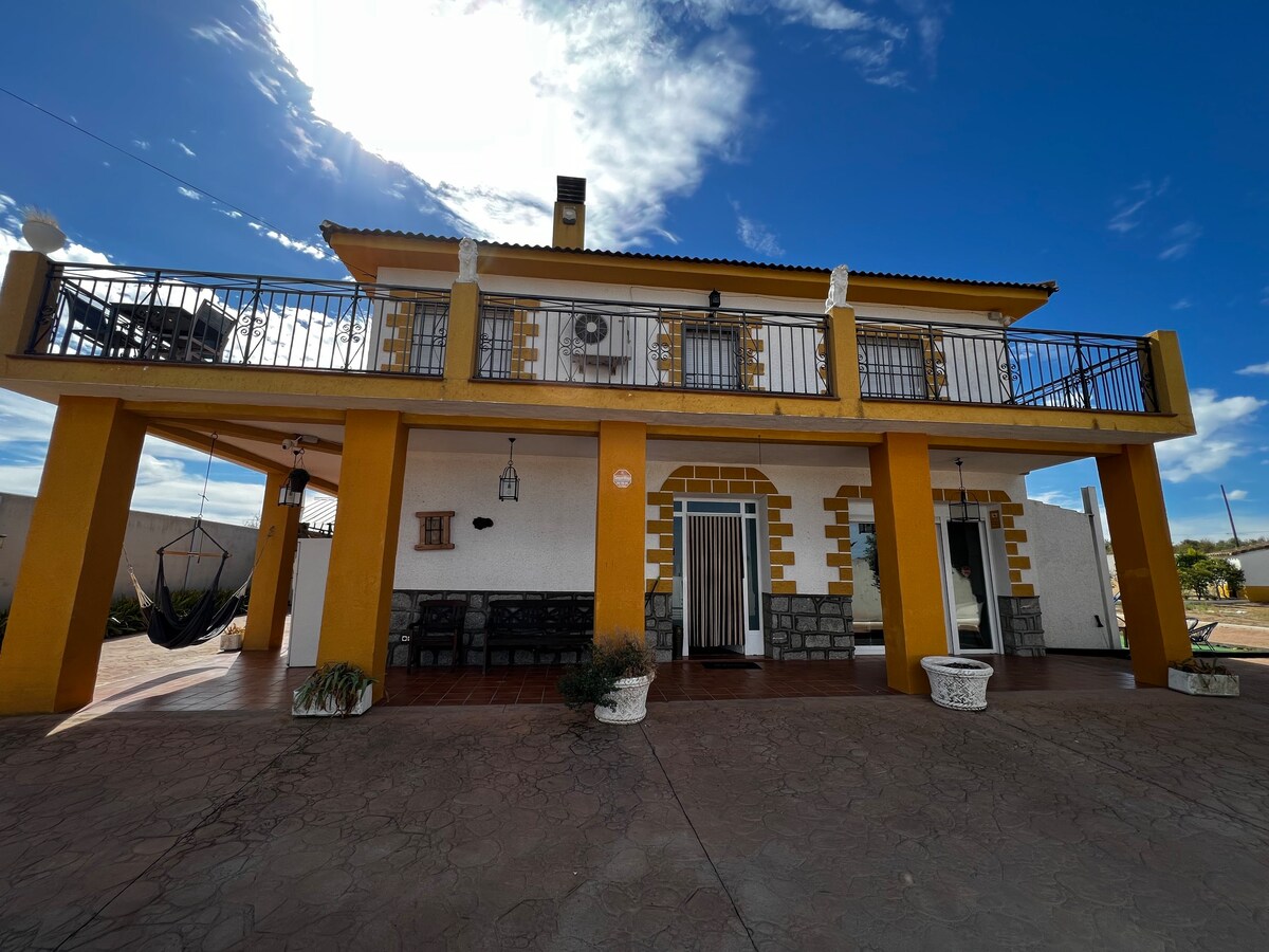 Casa Rural aislada con piscina y campo de futbol