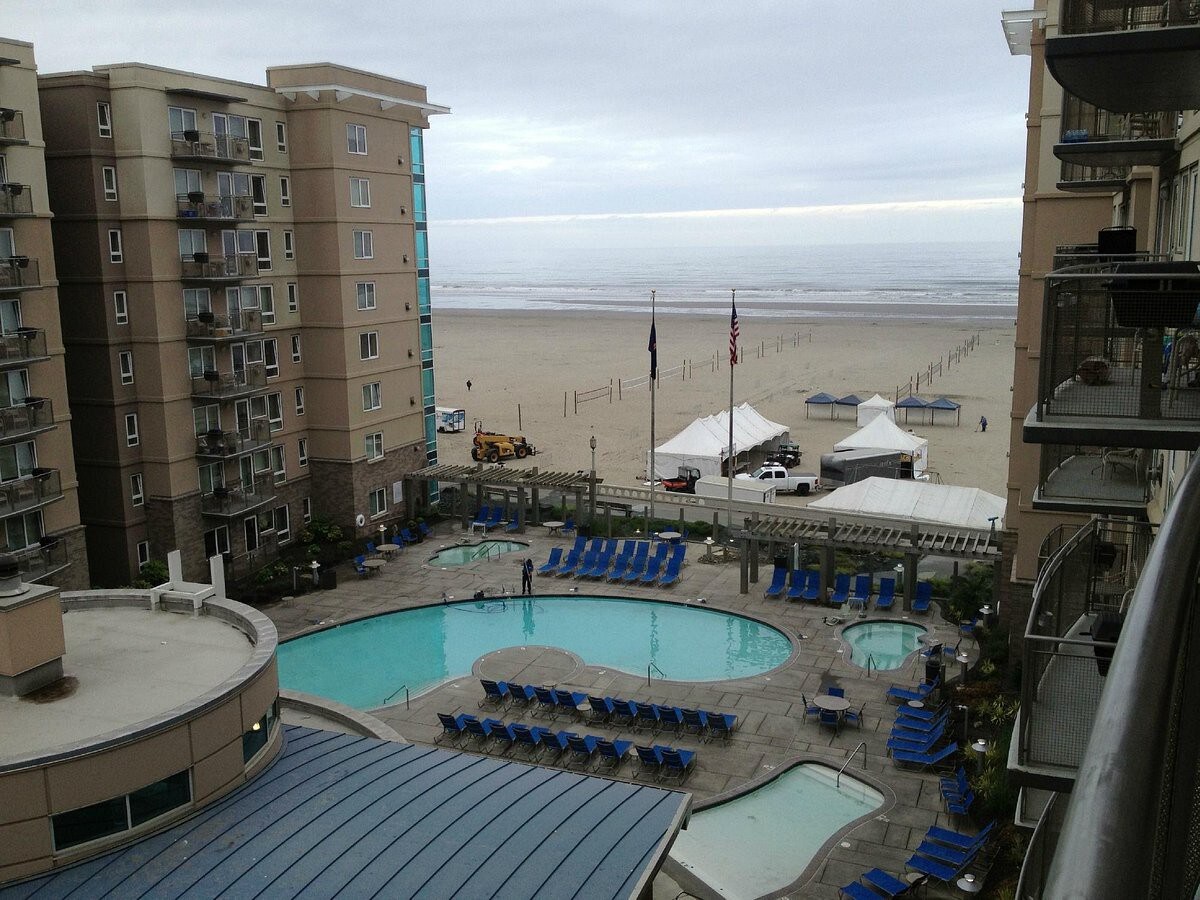 2 Bedroom Condo - Oceanside with pool