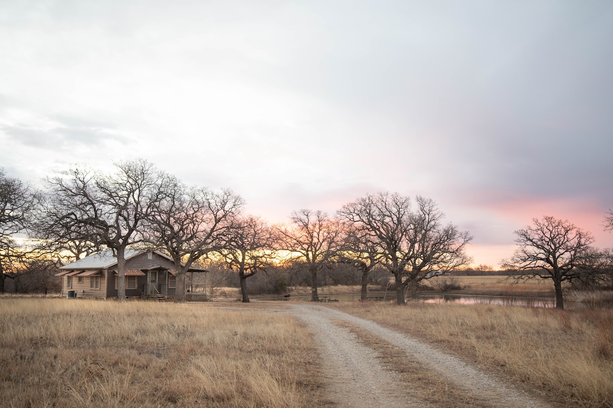 Rustic cabin, private pond, stars included