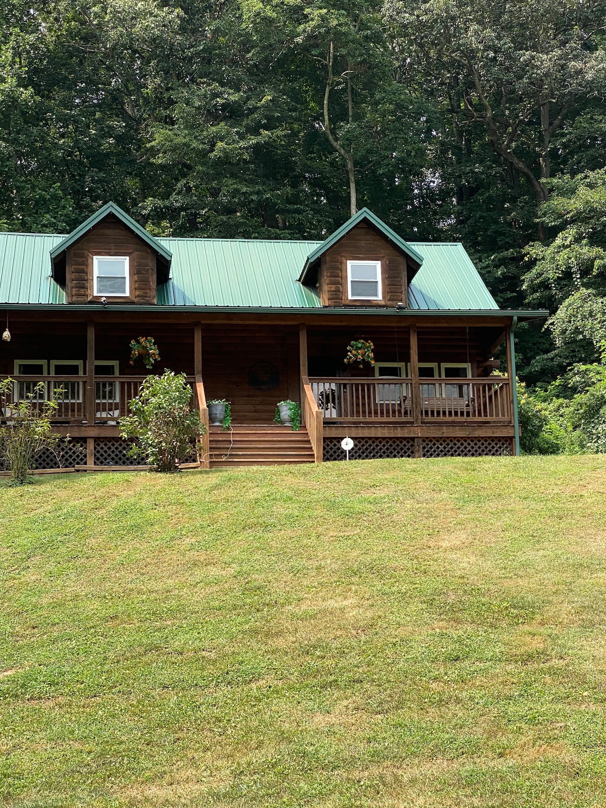 Country Log Cabin-secluded & peaceful with pond!