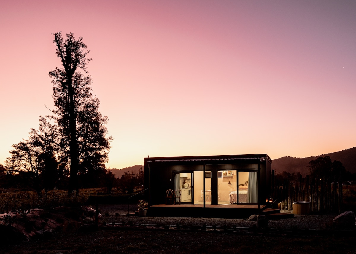 Unique Rural Mountain View Cabin with Outdoor Bath