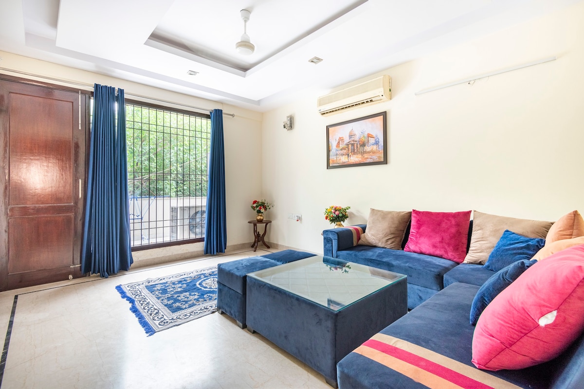 Modern Park Facing 3BR East Of Kailash, Metro 100M