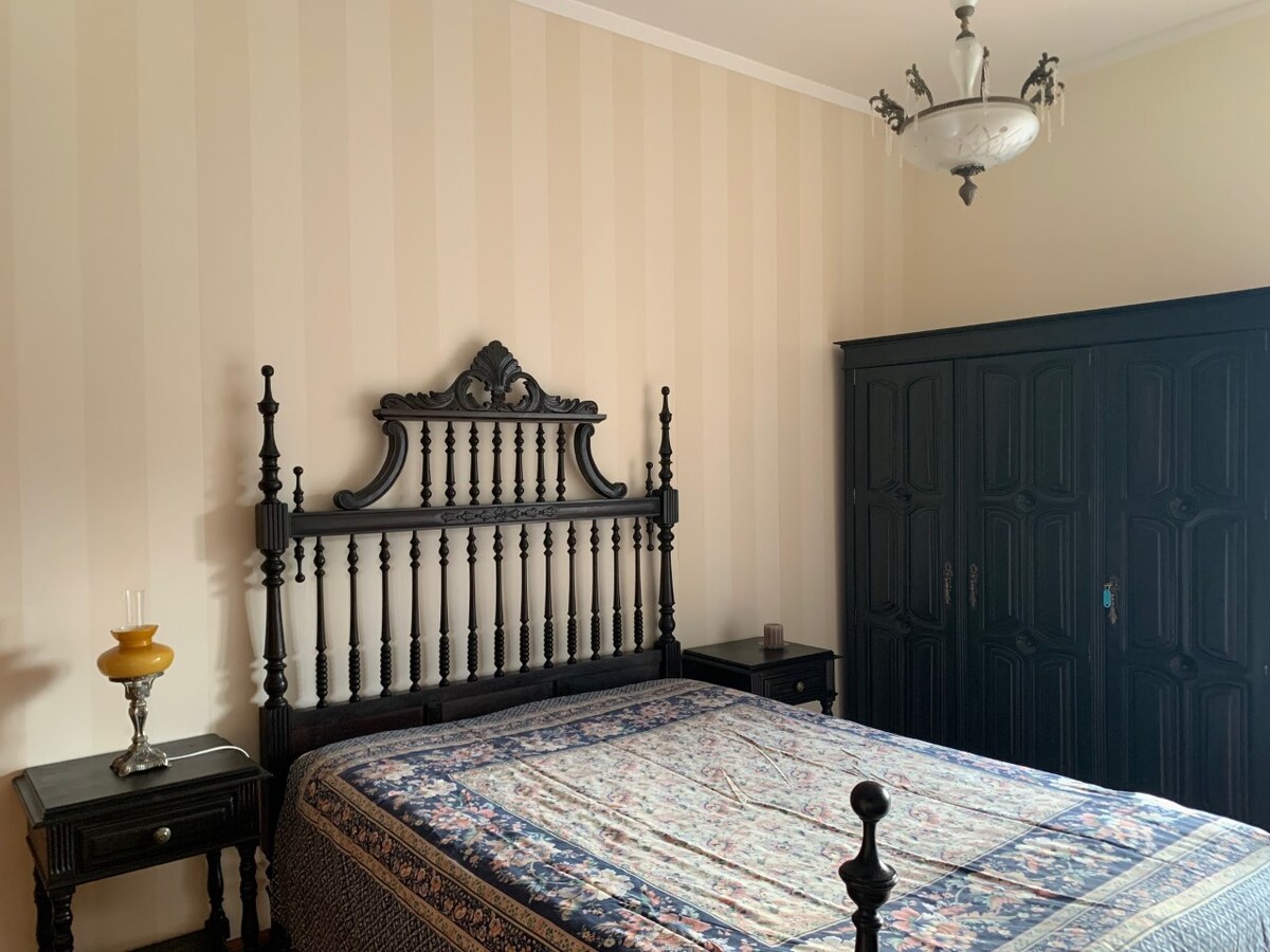 Charming double bedroom in noble street of Tomar