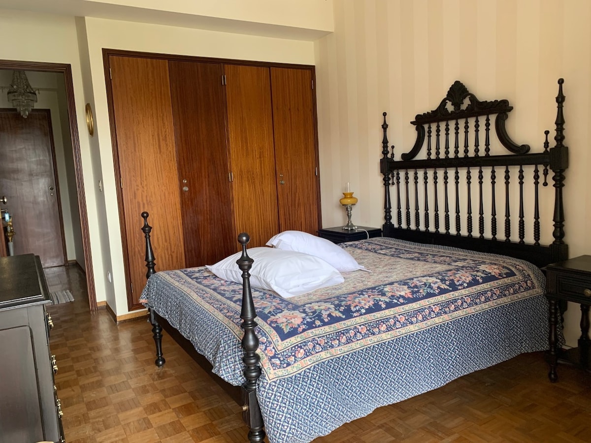 Charming double bedroom in noble street of Tomar