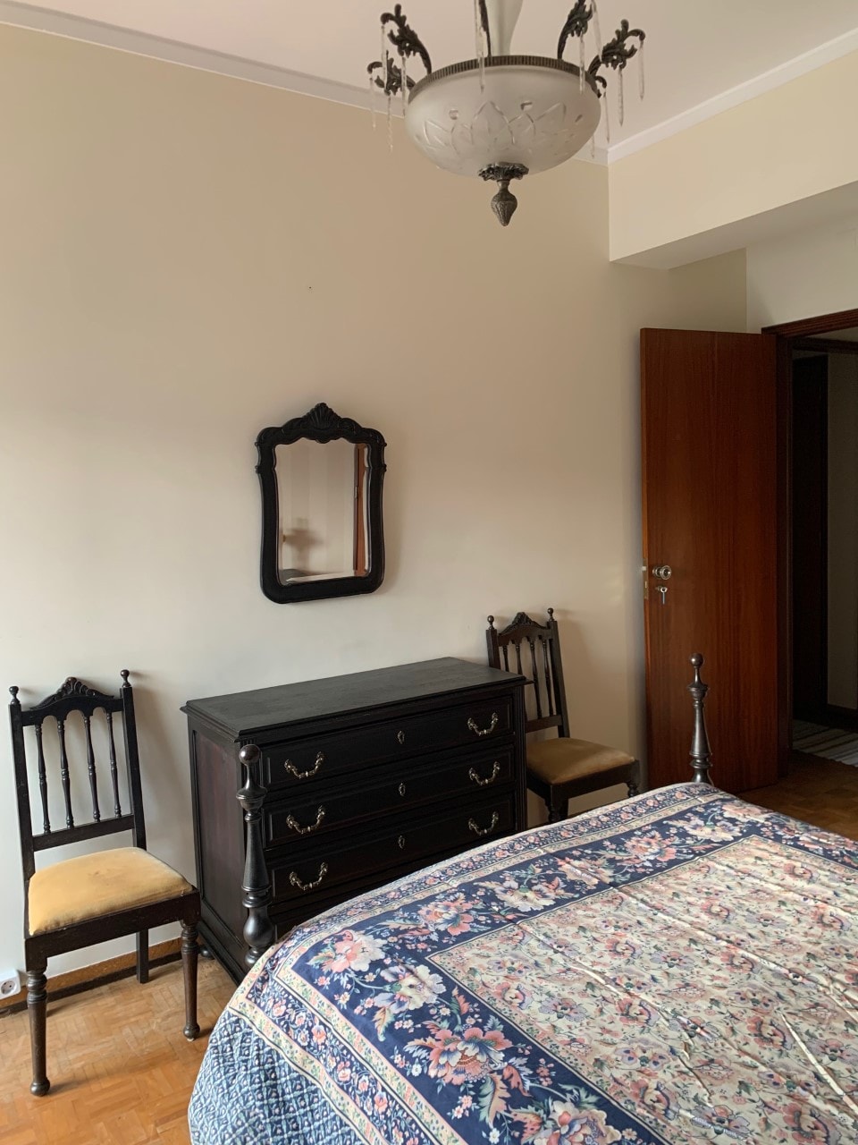 Charming double bedroom in noble street of Tomar