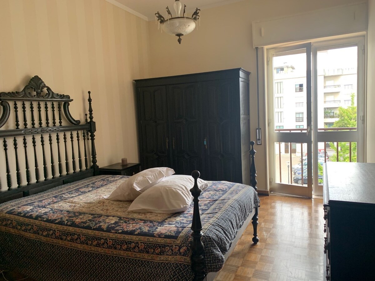 Charming double bedroom in noble street of Tomar