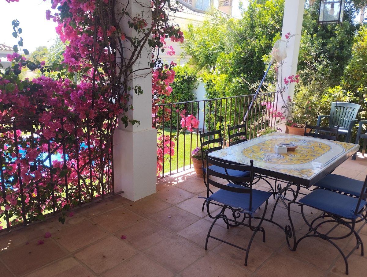 Acogedora casa con jardín, piscina y garaje.