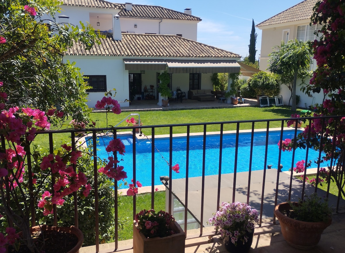 Acogedora casa con jardín, piscina y garaje.