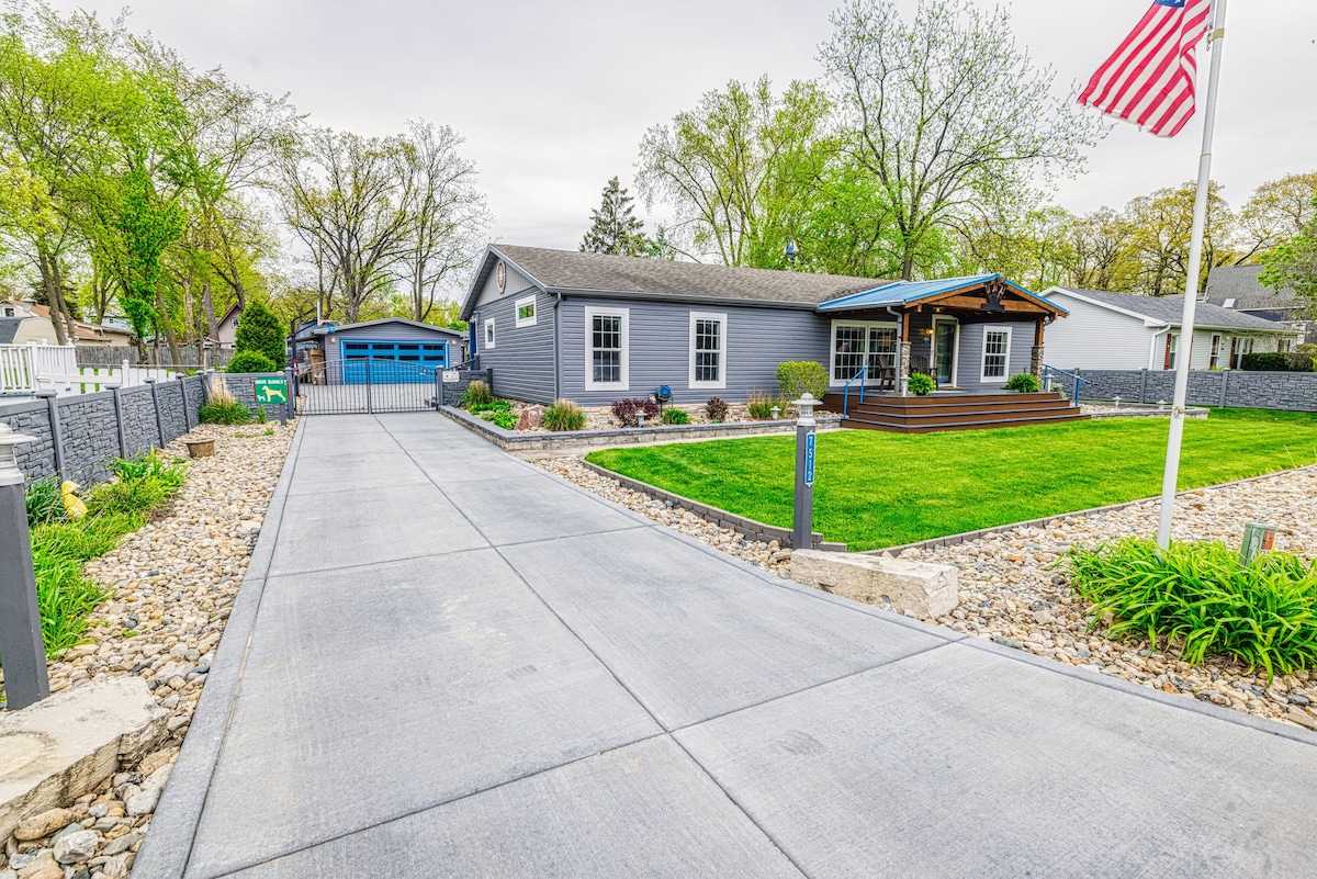 Cheerful, Lake Home with amazing backyard!