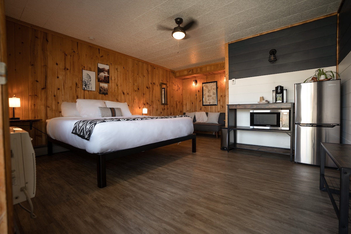 Lake Roosevelt Bungalow Suite